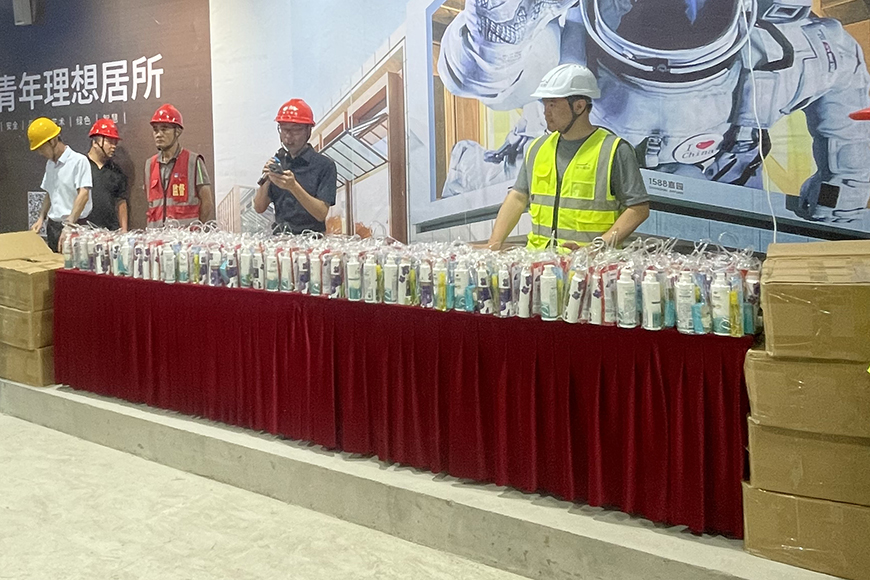 上海1588嘉园项目 (3)-业主慰问 拷贝.jpg