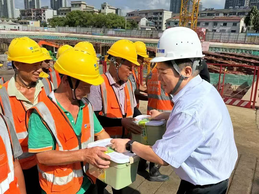 安吉人民医院 (1)-城投慰问，孙传国 拷贝.jpg