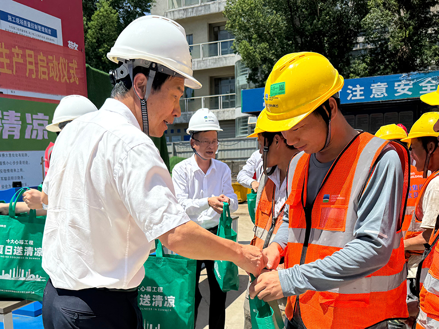 安吉人民医院 (4)-孙关富总慰问 拷贝.jpg